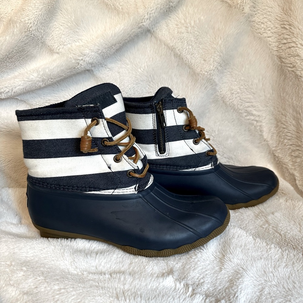 Sperry topsiders 7.5 navy blue stripe.